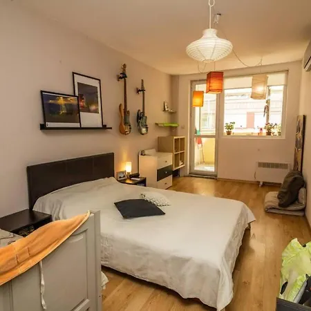 Lively Artistic 1 Bedroom Apartment *